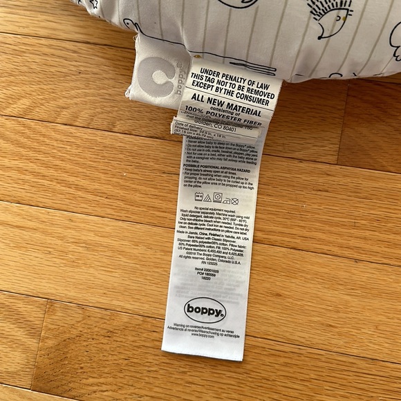 Boppy pillow with 3 covers - Picture 2 of 3